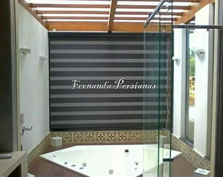 Persiana double vision escura em banheiro com hidromassagem e pergolado de madeira